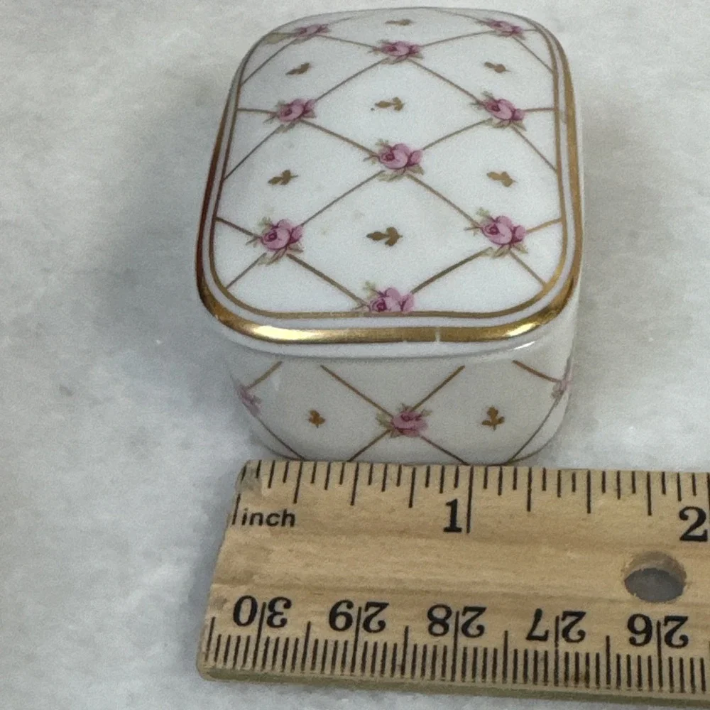 Vintage DAINTY PURPLE FLOWER gold white ceramic trinket jewelry box Japan